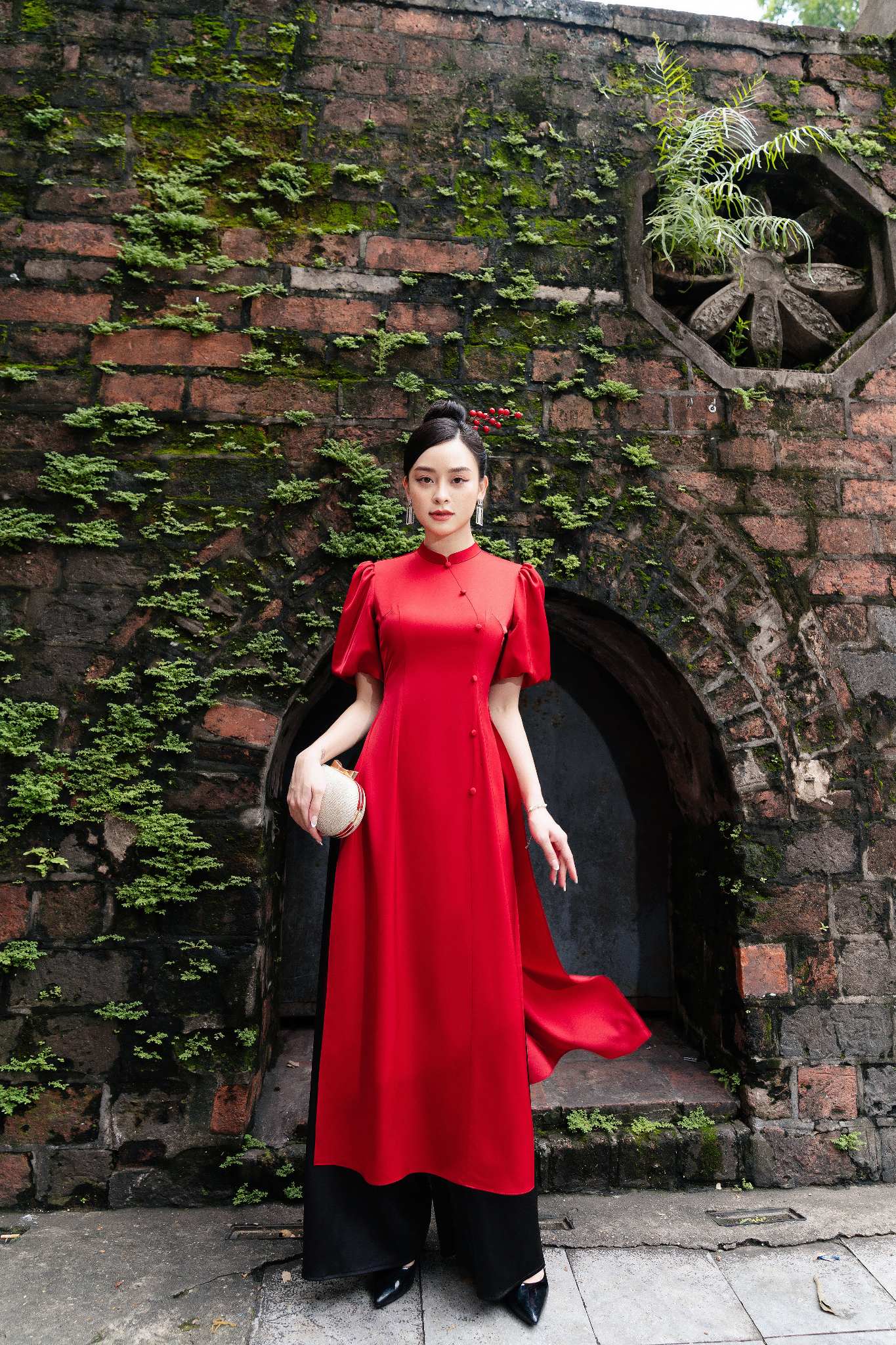 Áo dài tay phồng vai cổ trụ màu đỏ son chất liệu gấm trơn
