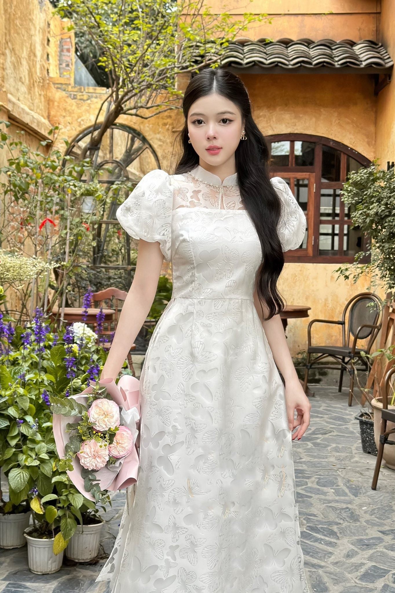 Áo dài tay phồng phối ren cổ màu trắng tinh khôi họa tiết dập nổi