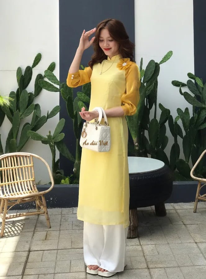 Áo dài tay phồng phối voan màu vàng tươi đính hoa