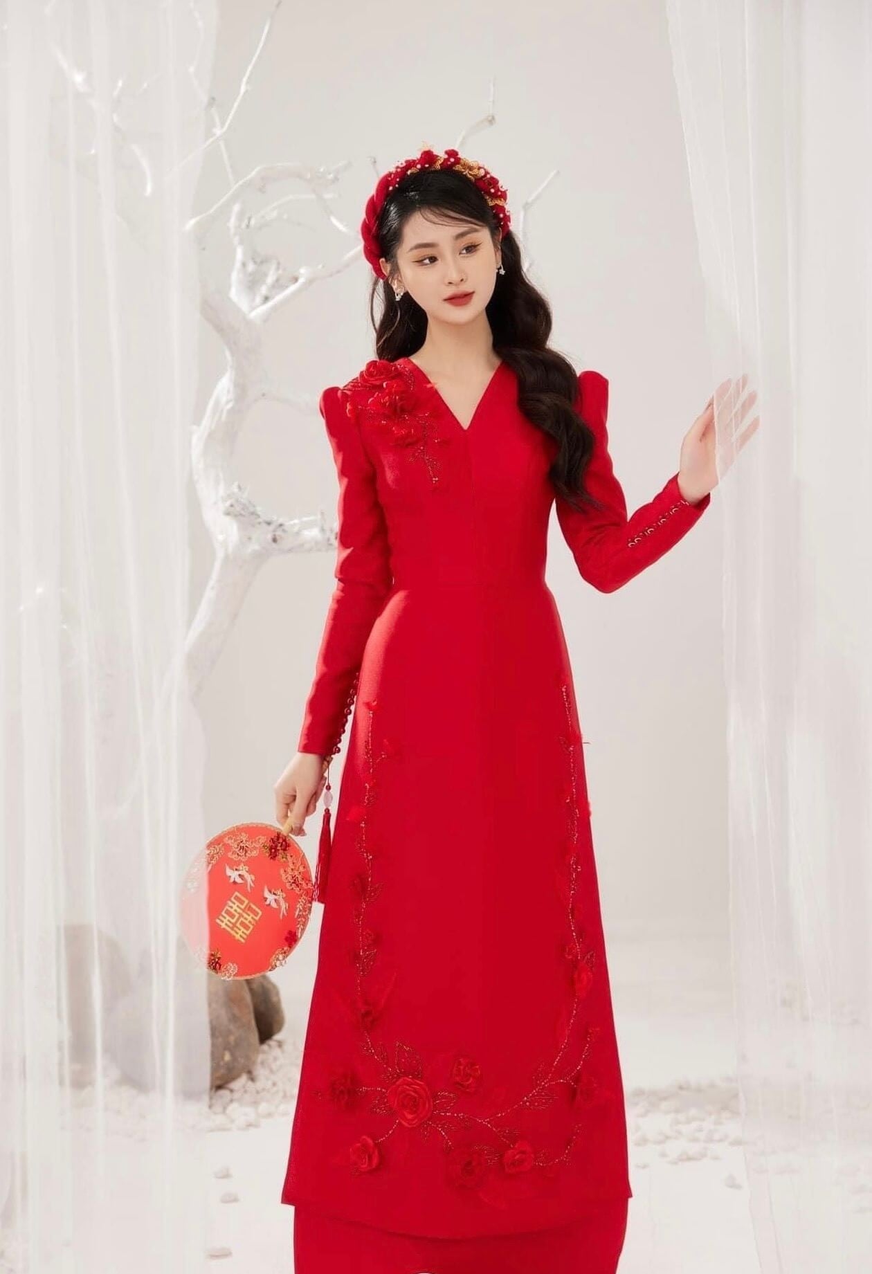 Áo dài tay phồng vai cổ V màu đỏ thắm đính hoa nổi