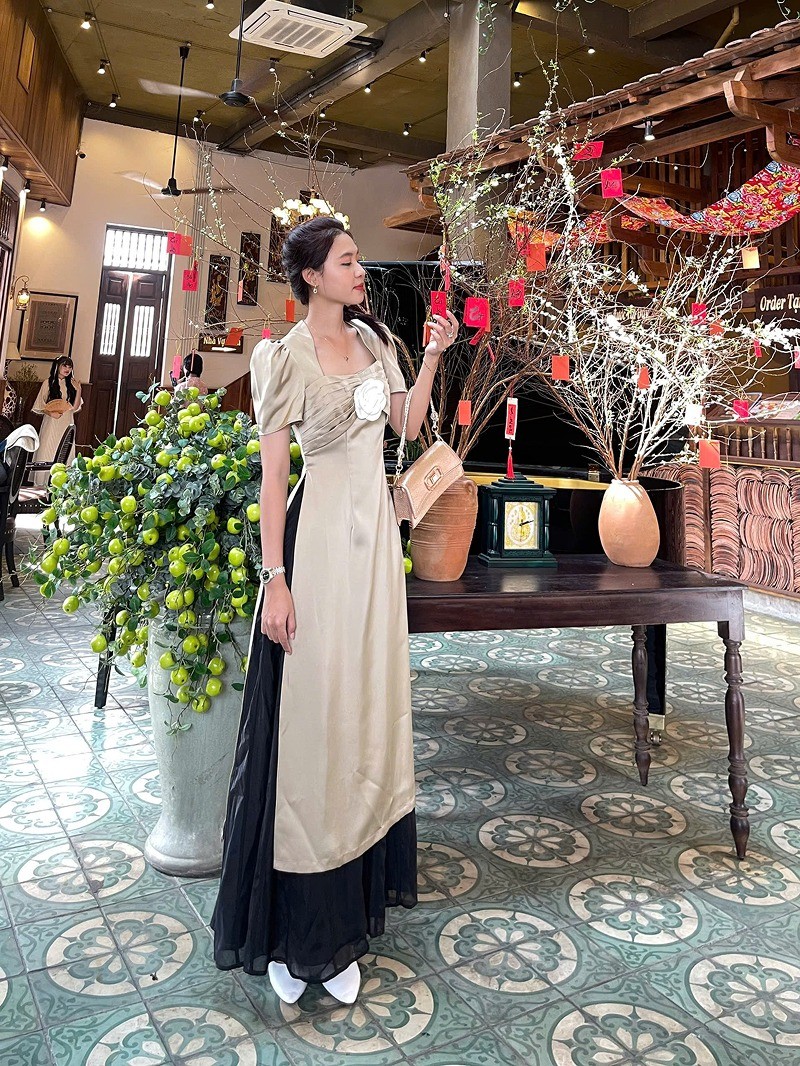 Áo dài tay phồng drap ngực màu vàng đồng chất liệu lụa