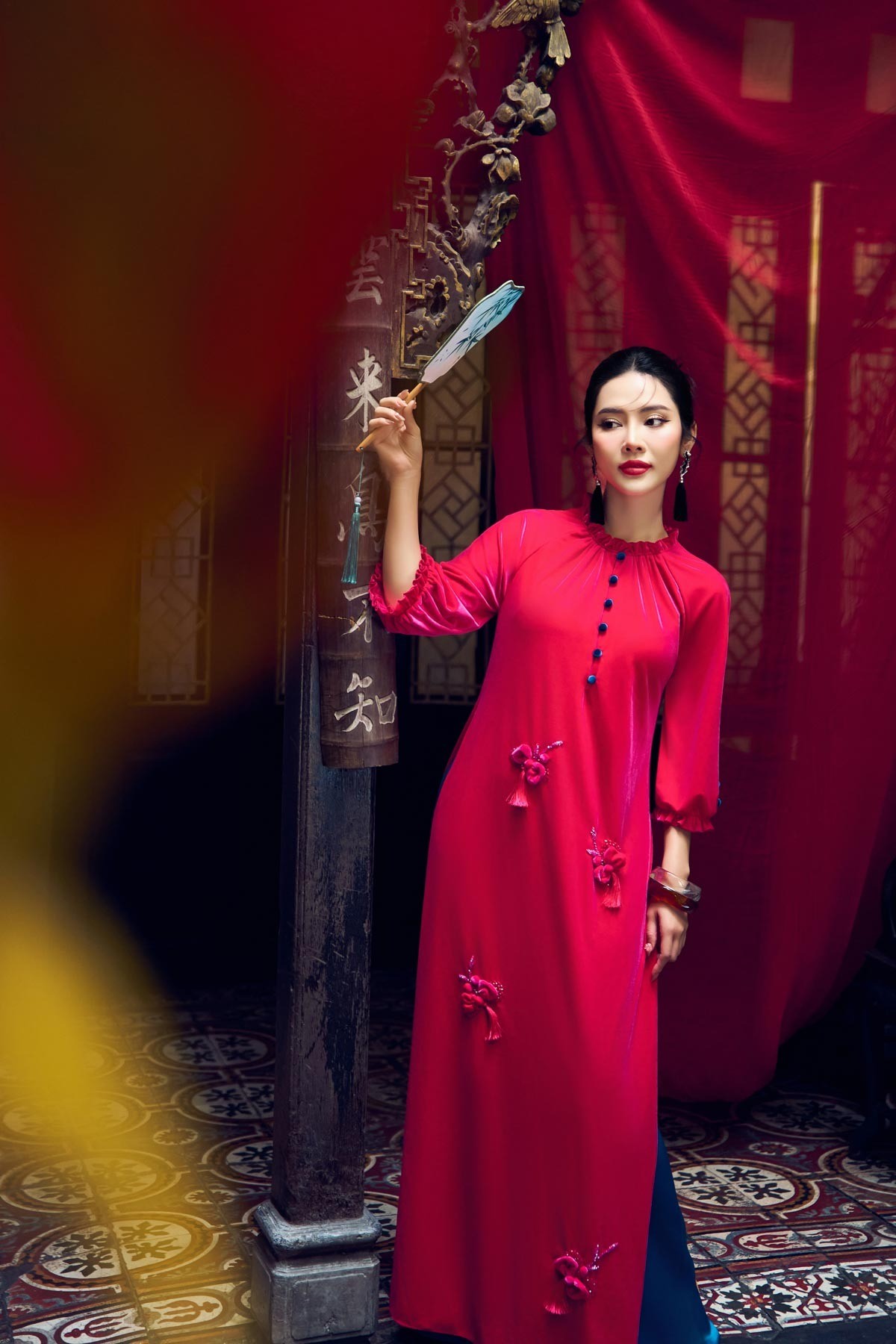 Áo dài tay phồng cổ nhún màu hồng cánh sen chất liệu nhung