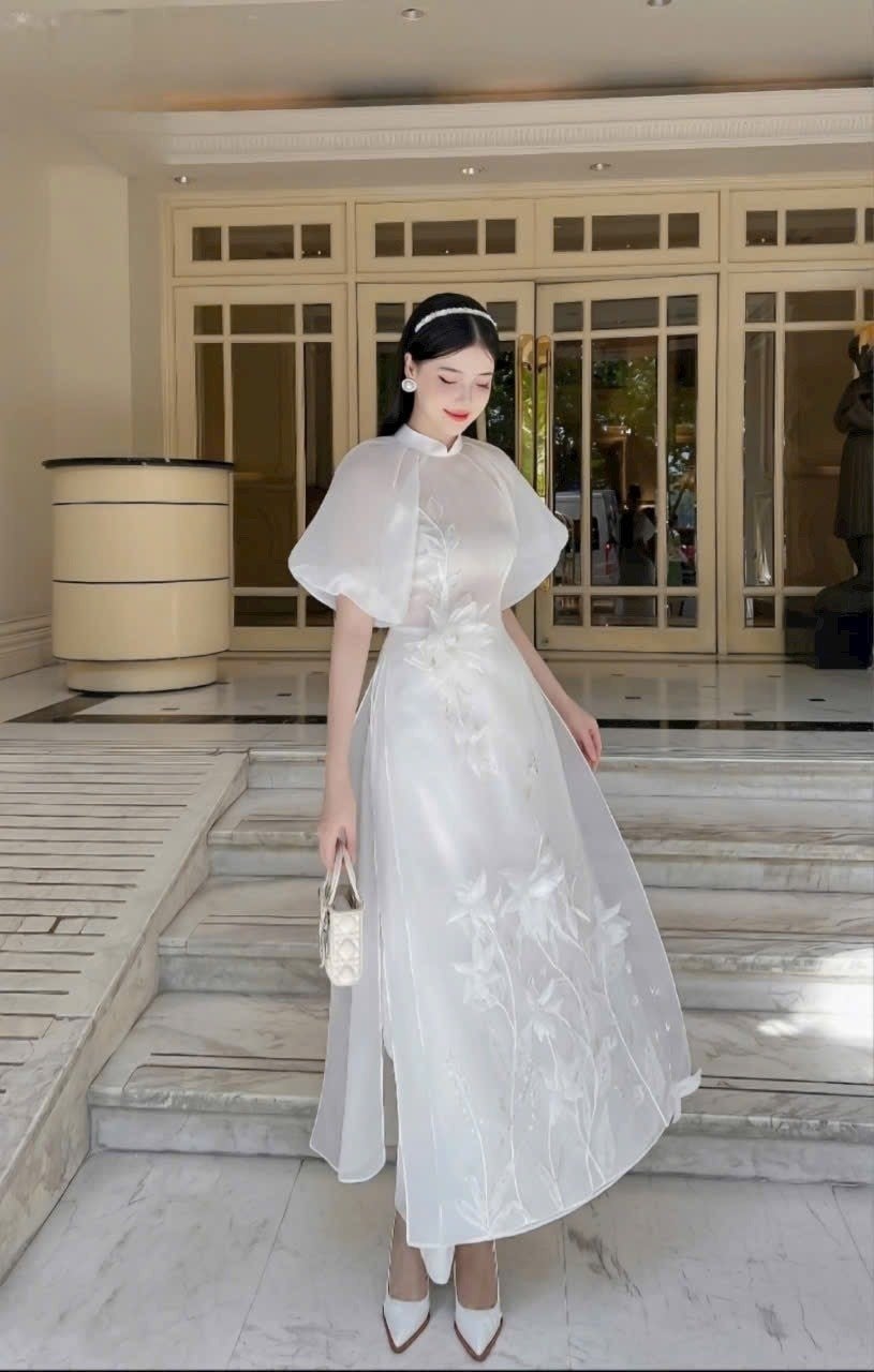 Áo dài tay phồng lớn màu trắng chất liệu organza thêu hoa