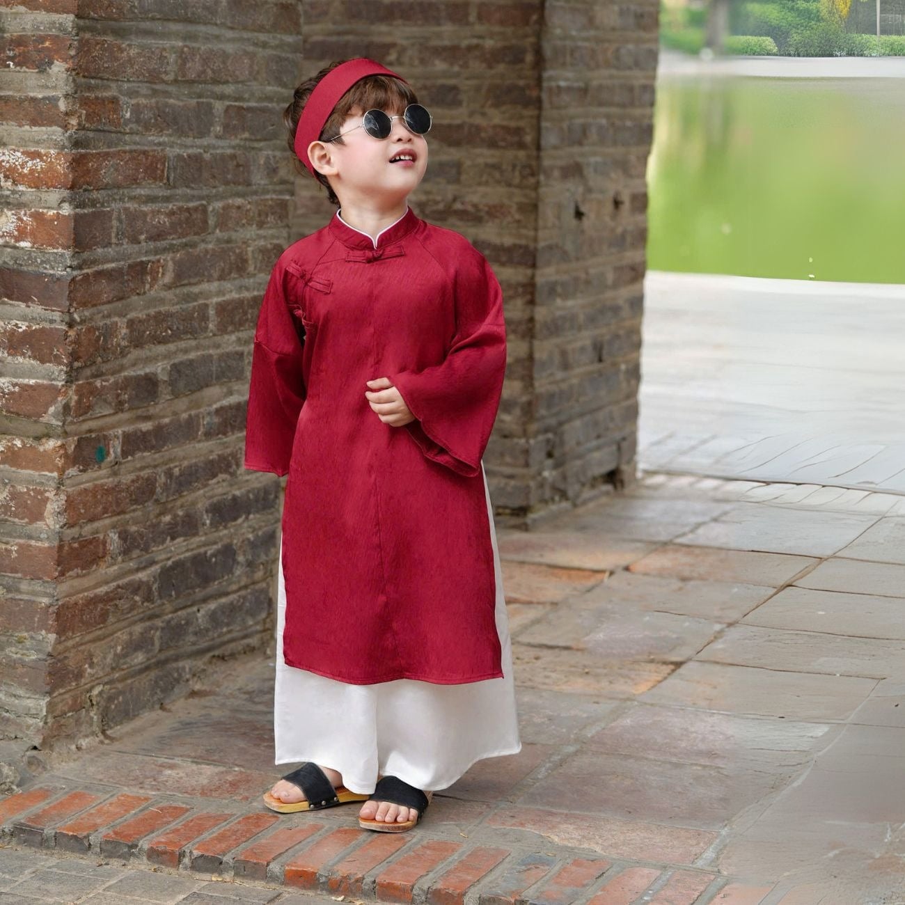 Mẫu áo dài tết cho bé trai kèm khăn xếp