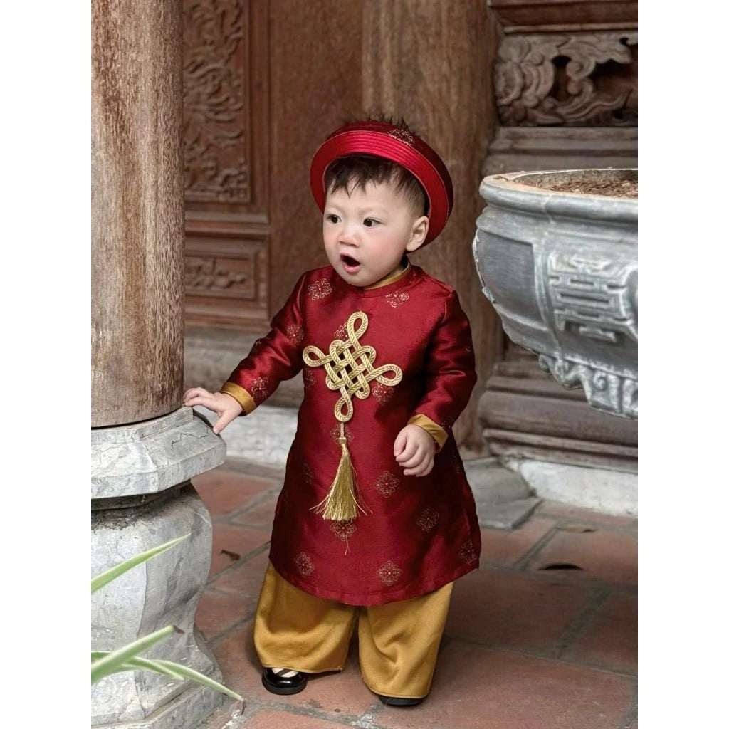 Mẫu áo dài tết cho bé trai kèm khăn xếp