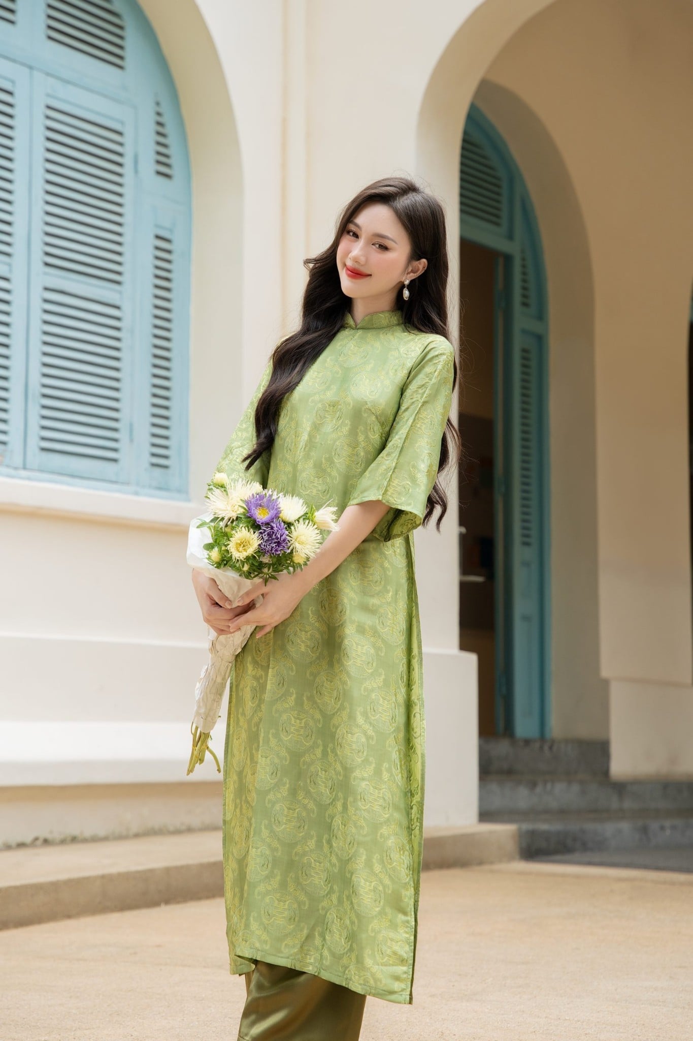 9. Mẫu áo dài gấm Thượng Hải màu xanh mạ non