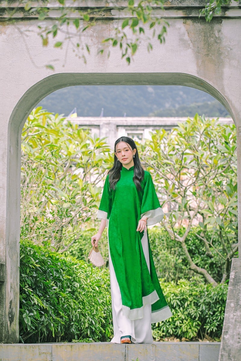 10. Mẫu áo dài cách tân tay cánh tiên màu xanh ngọc