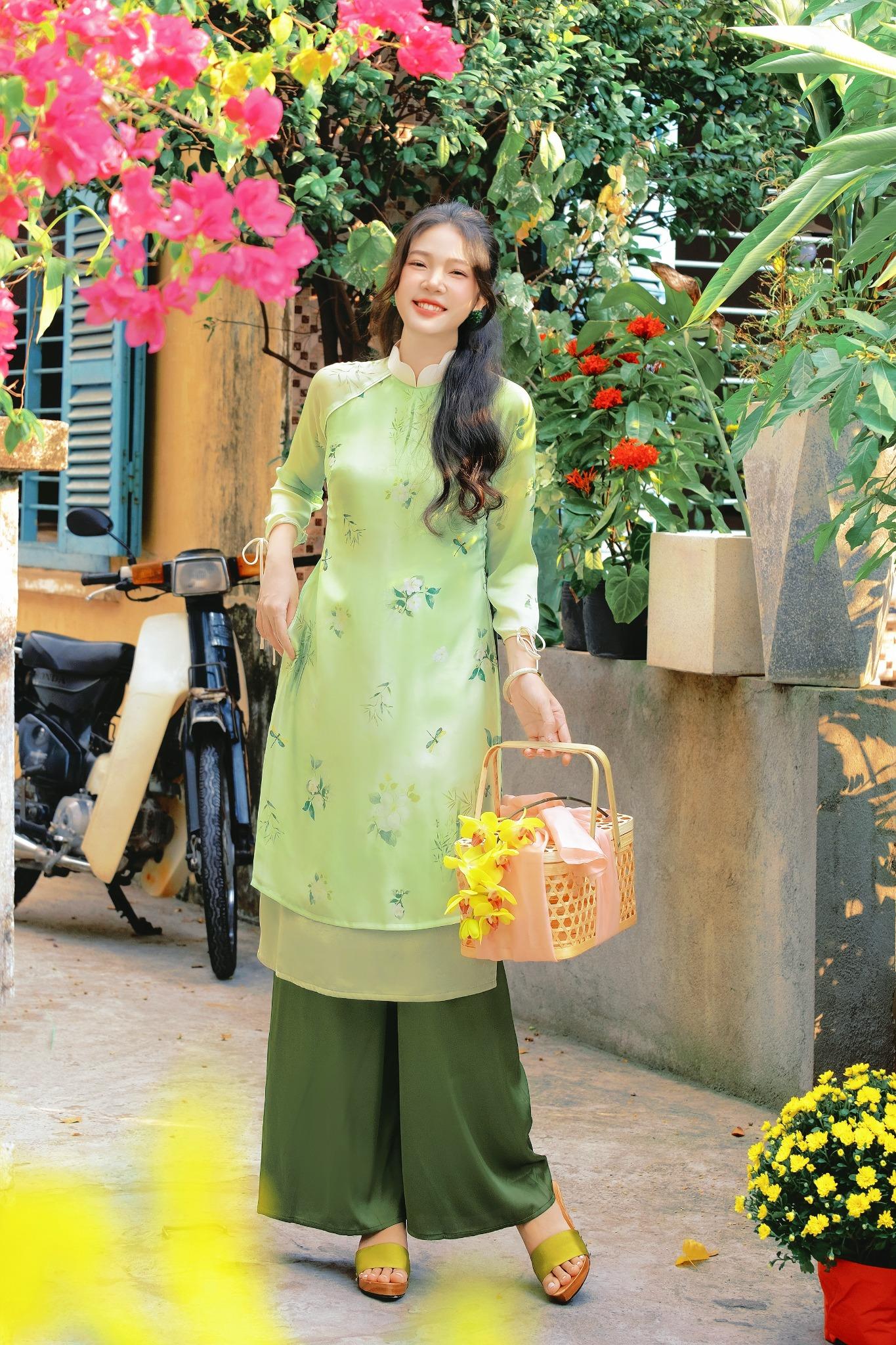 11. Mẫu áo dài voan tơ in hoa nhí xanh mát