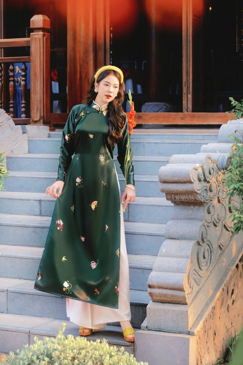 12. Mẫu áo dài lụa bóng thêu hoa rơi