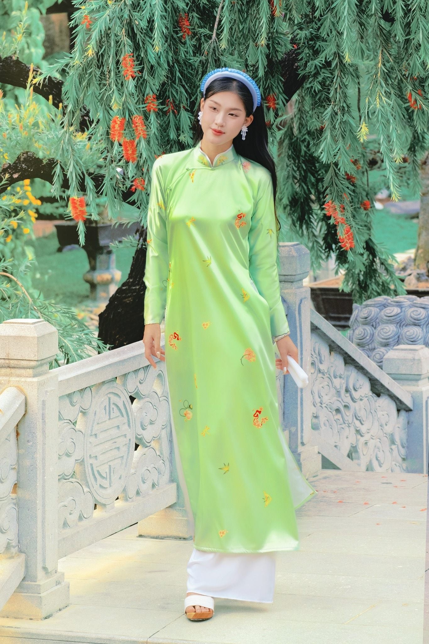 13. Mẫu áo dài lụa xanh neon nổi bật