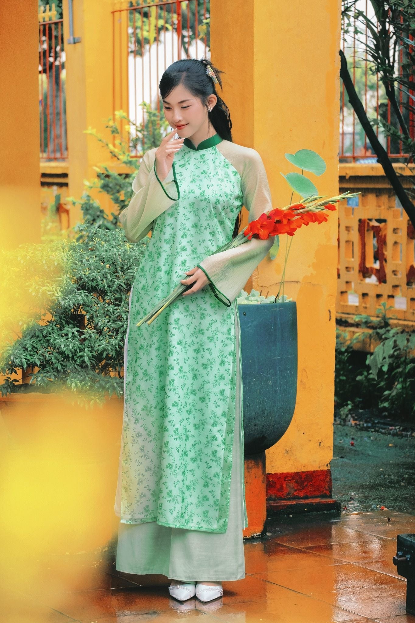 14. Mẫu áo dài tay voan kính in hoa chìm