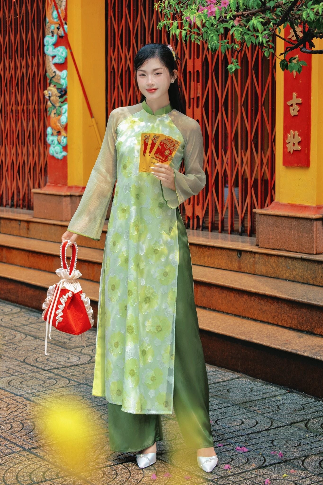 15. Mẫu áo dài gấm hoa cúc cách tân tay raglan