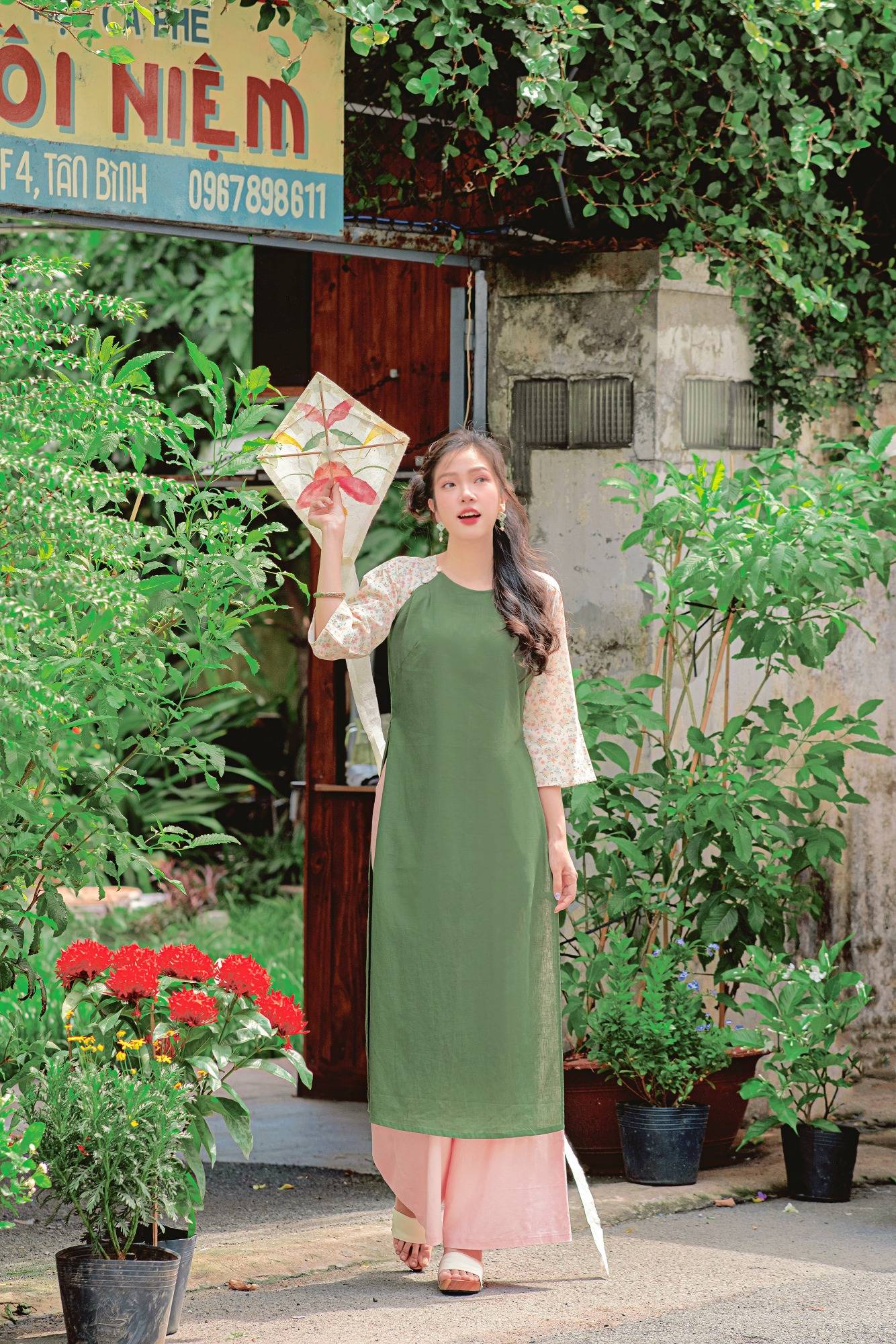 16. Mẫu áo dài yếm cách điệu màu xanh rêu