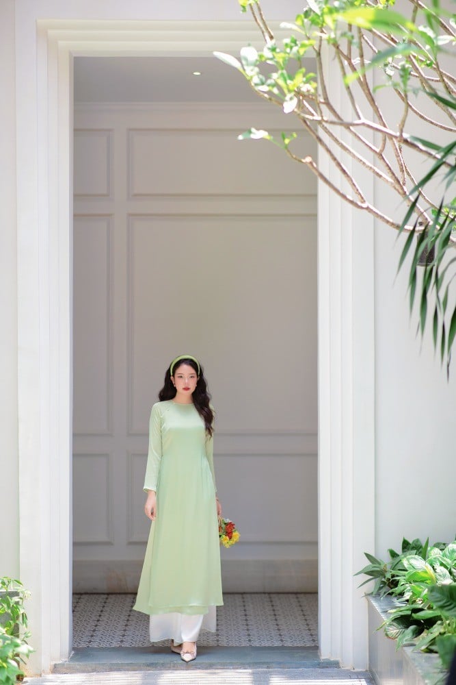 17. Mẫu áo dài lụa trơn màu xanh pastel thanh thuần