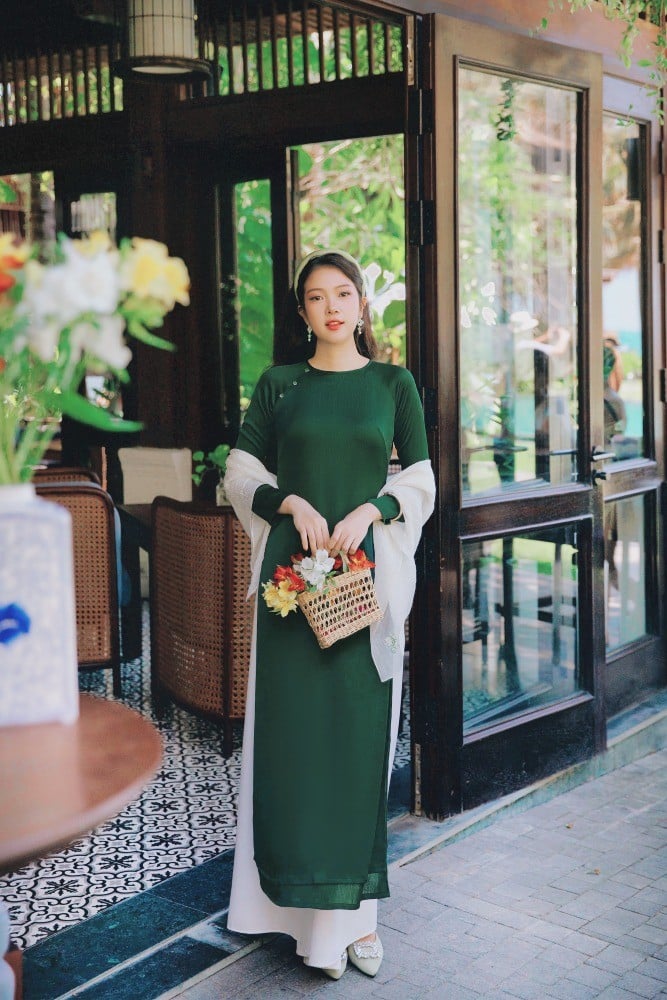 18. Mẫu áo dài cài khuy chéo màu xanh cổ vịt