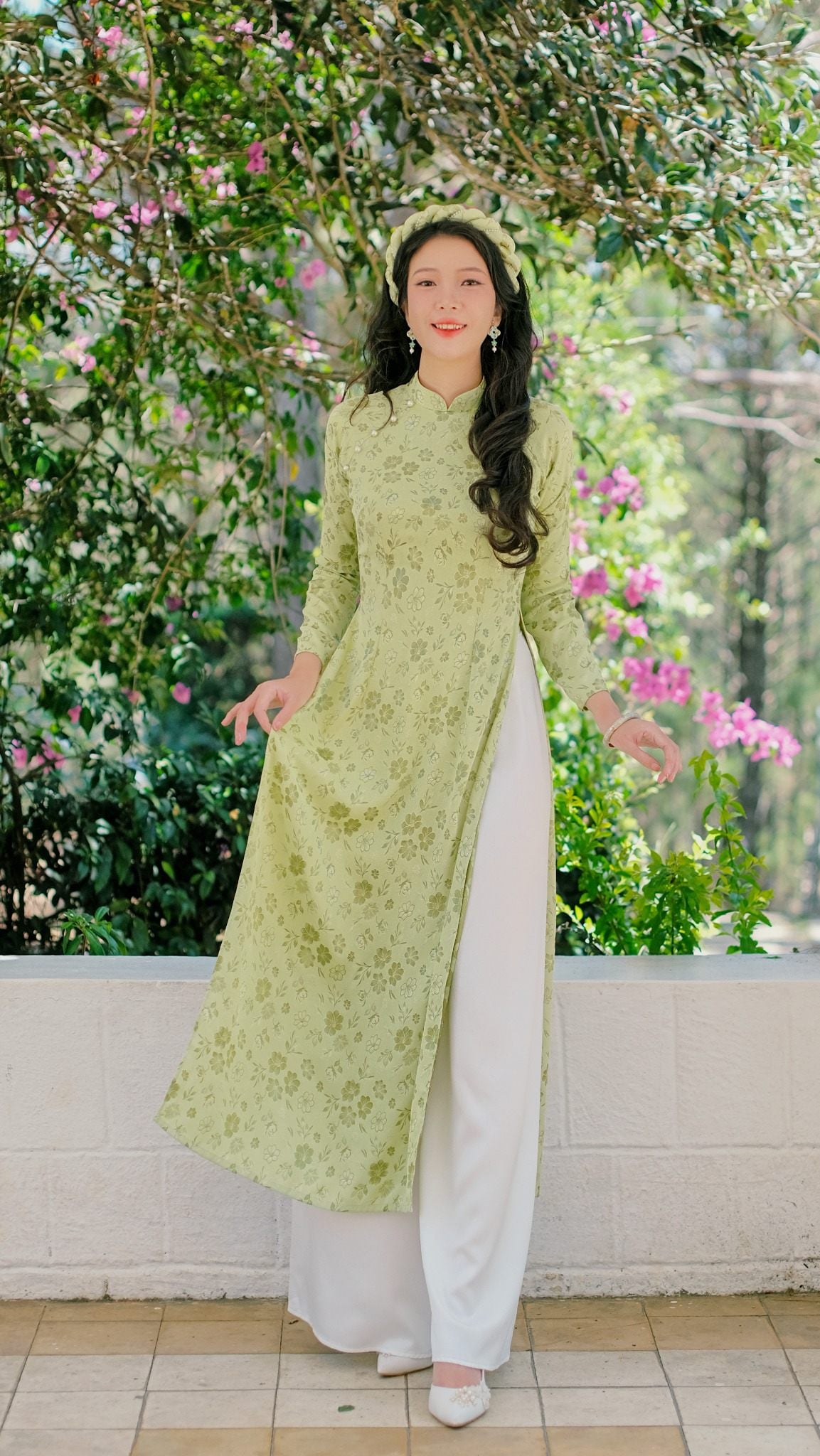 19. Mẫu áo dài hoa nhí toàn thân màu xanh bơ