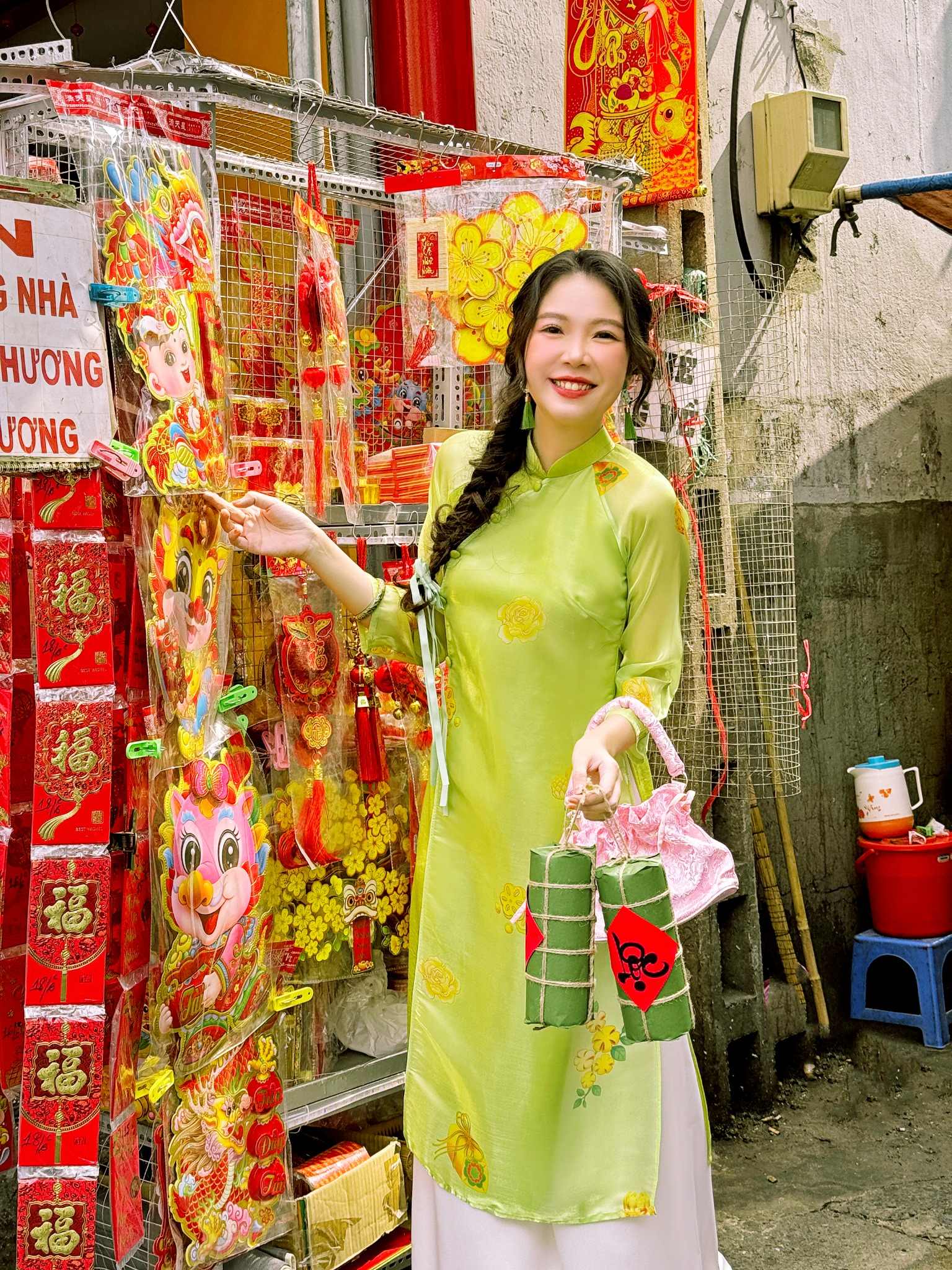 20. Mẫu áo dài lụa tơ tằm màu xanh nõn chuối