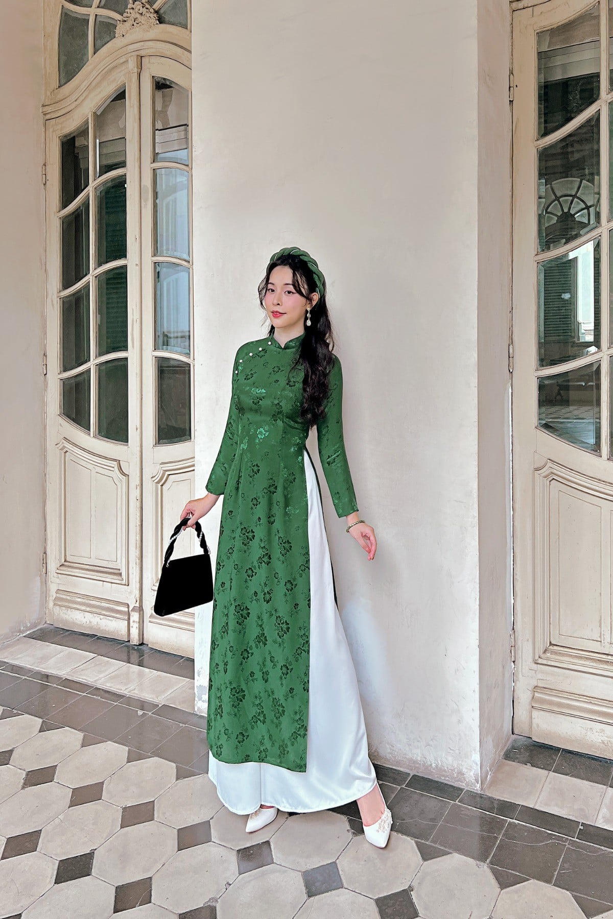 22. Mẫu áo dài gấm hoa chìm xanh rêu phối trắng