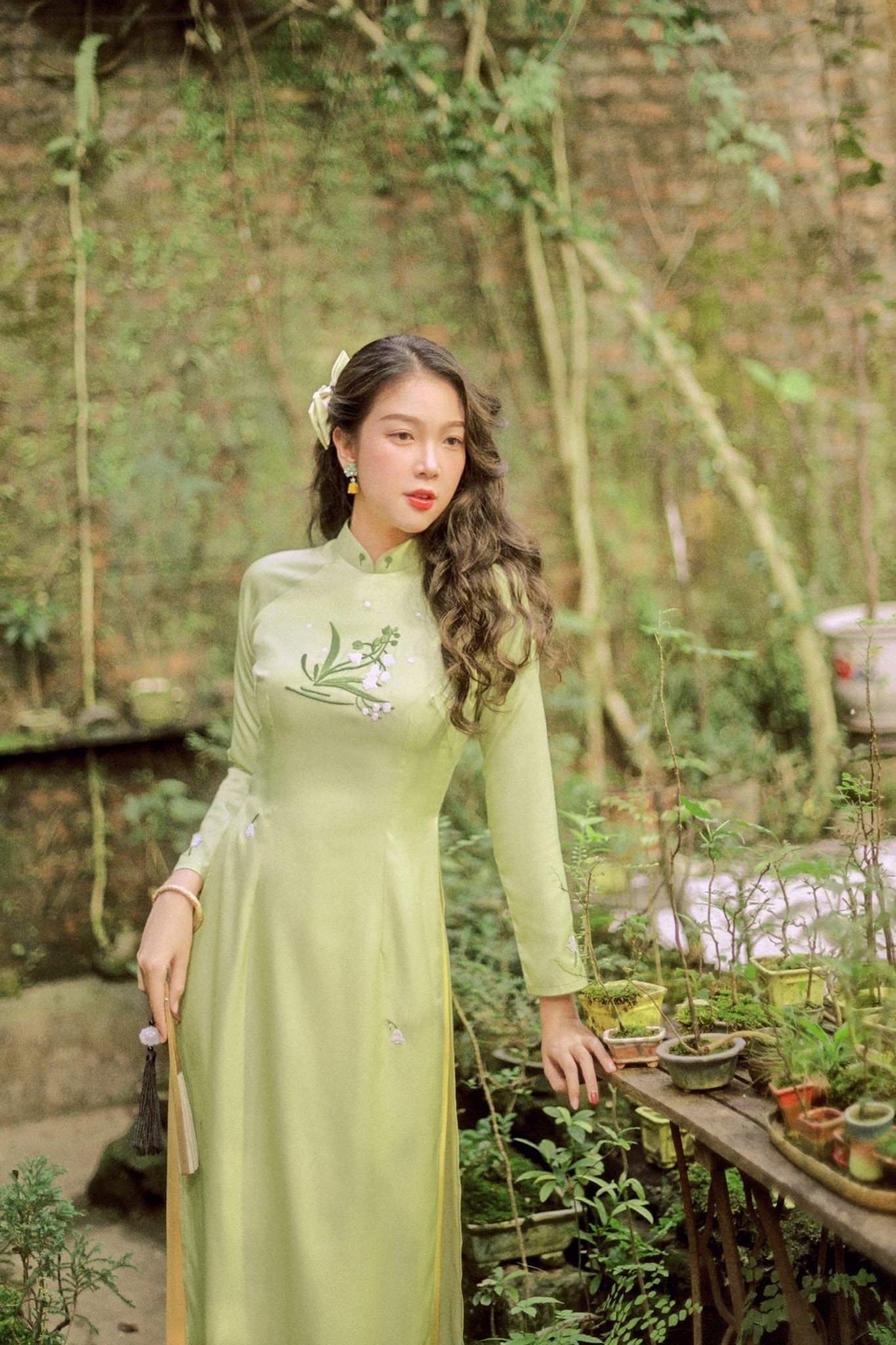 23. Mẫu áo dài thêu hoa linh lan ở ngực