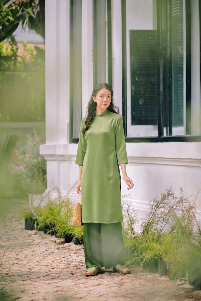 25. Mẫu áo dài trơn màu xanh rêu phong cách tối giản