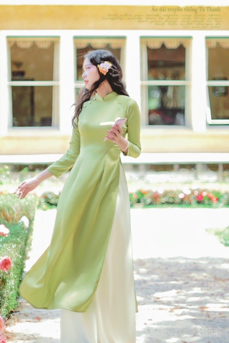 26. Mẫu áo dài lụa xanh lá mạ tà bay