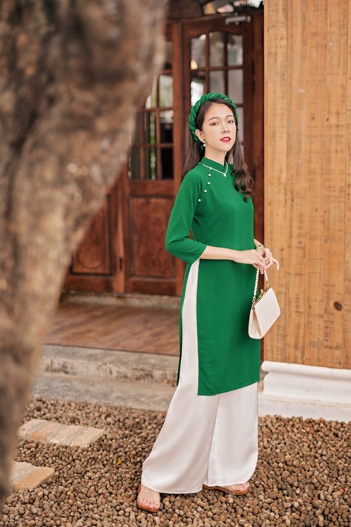 27. Mẫu áo dài lụa gân xanh đậm cổ tròn