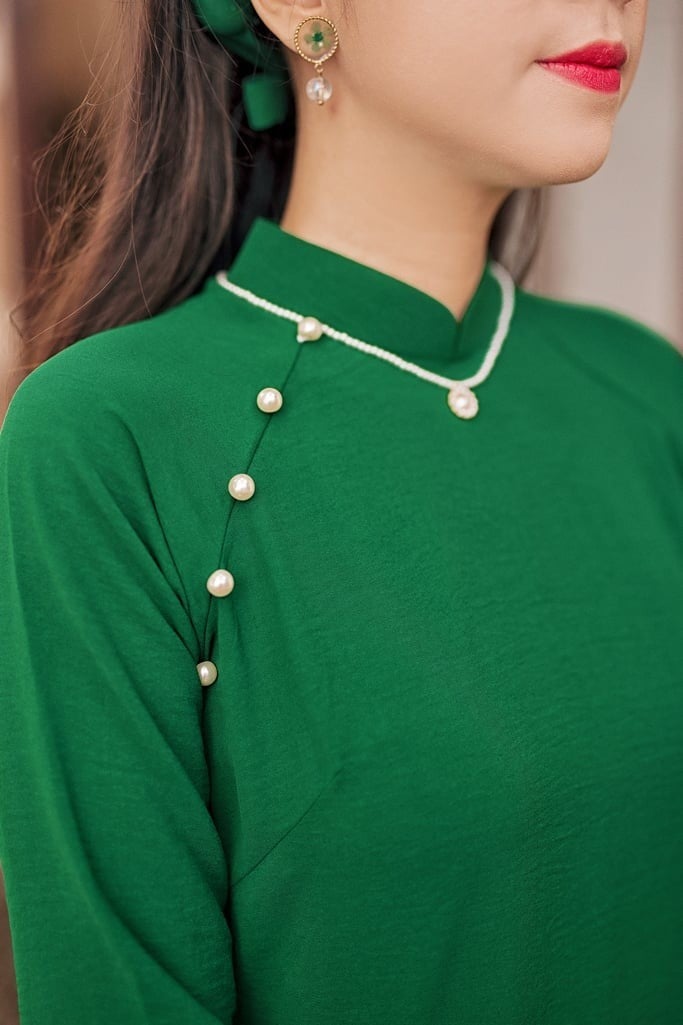 Gợi ý phối phụ kiện tinh tế cùng áo dài xanh lá