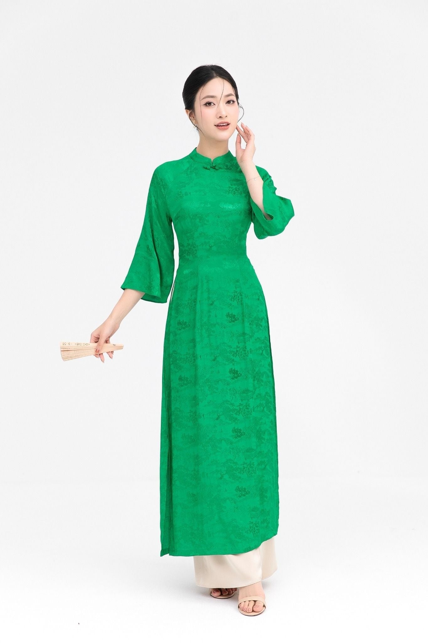 28. Mẫu áo dài gấm hoa văn nổi tay loe điệu đà