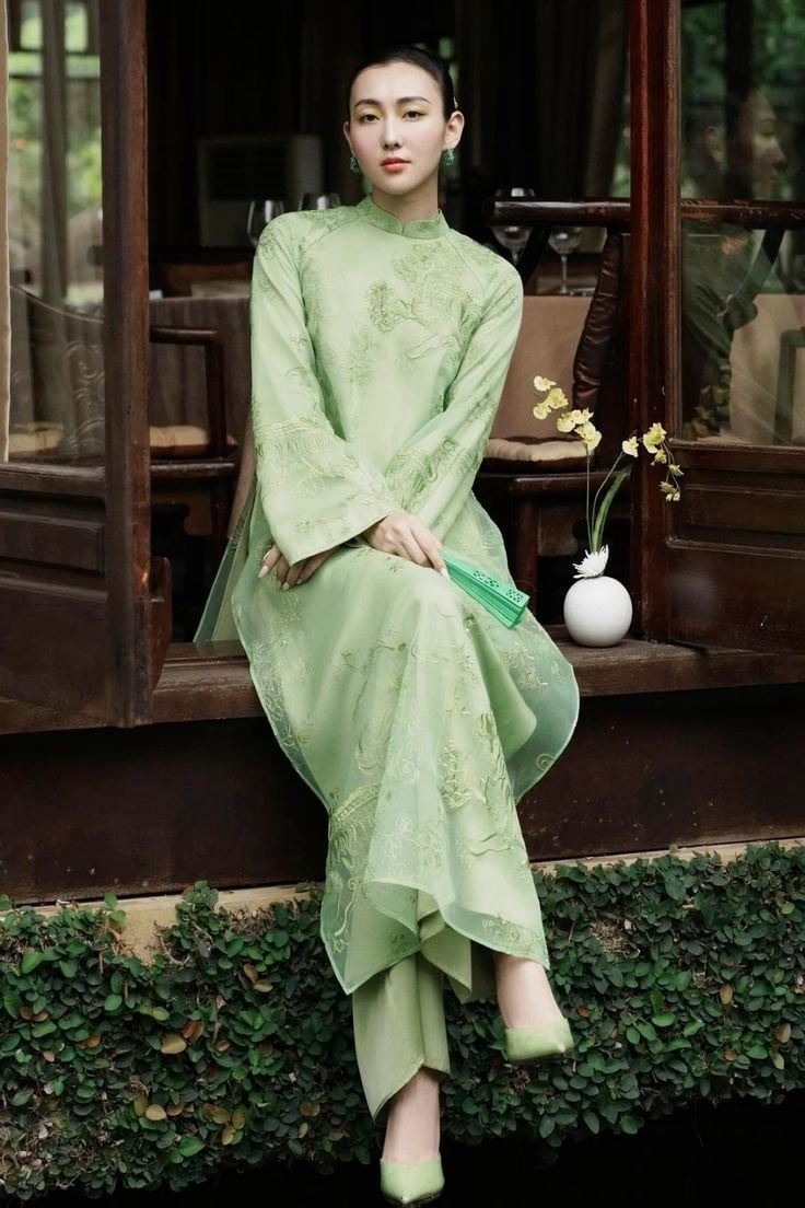 29. Mẫu áo dài tơ thêu hoa nổi 3D màu xanh bạc hà