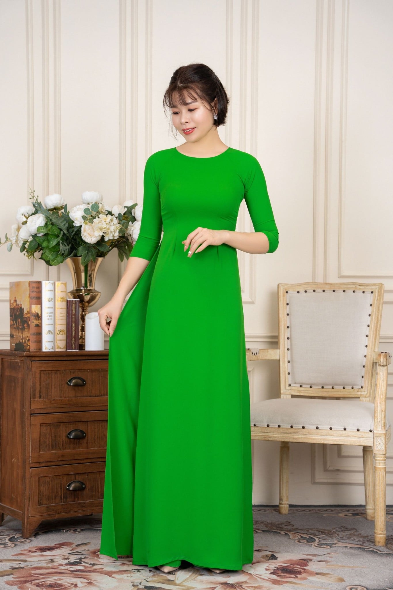 30. Mẫu áo dài trơn màu xanh lá cây đậm (Green Screen)