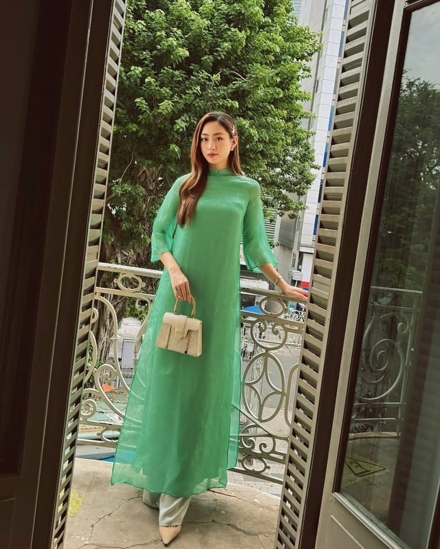 4. Mẫu áo dài tơ organza xanh lá tươi tà kép