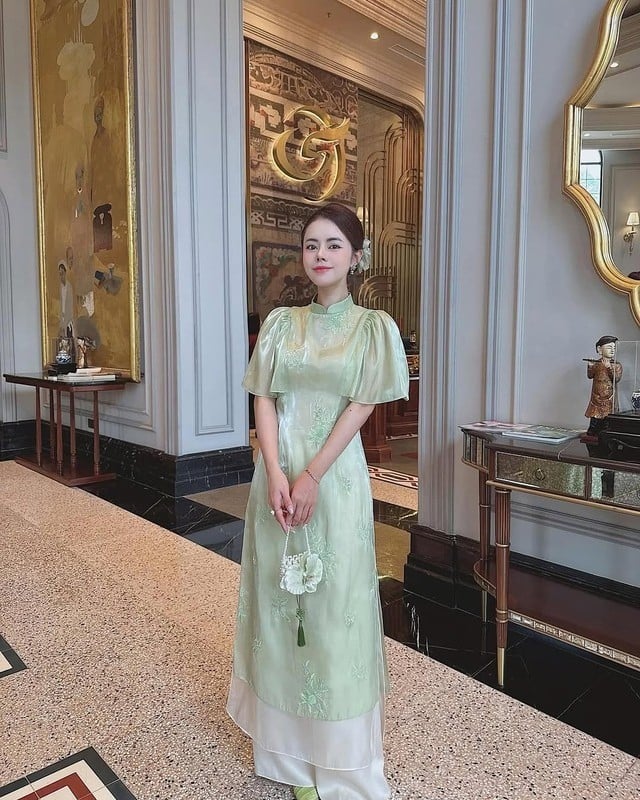 5. Mẫu áo dài tay bồng cổ điển màu xanh mint