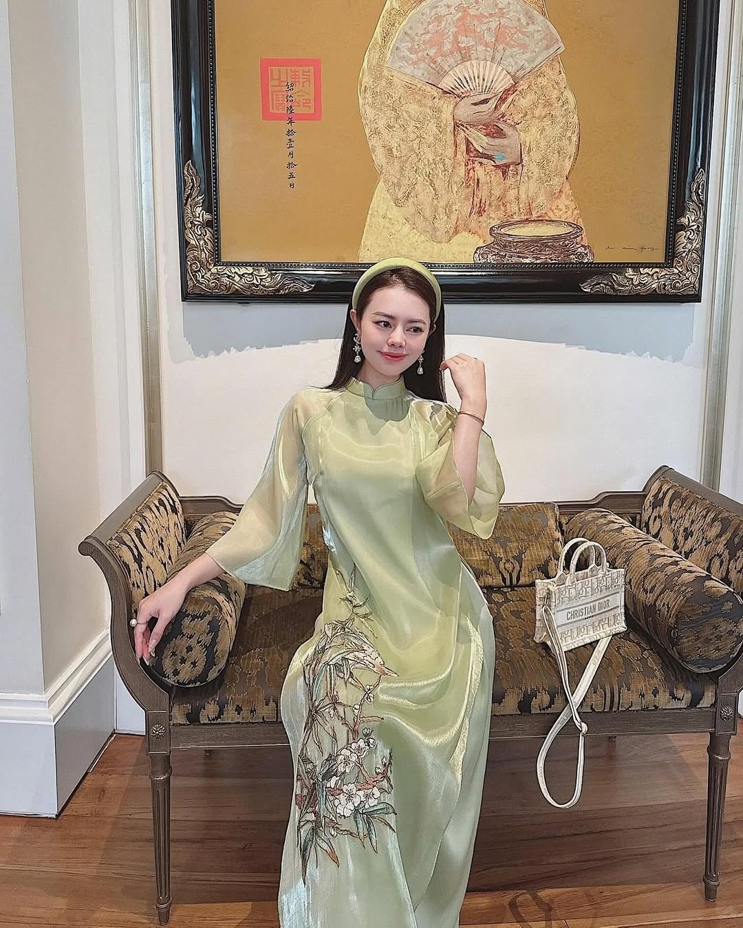 6. Mẫu áo dài tơ thêu họa tiết thiên nhiên