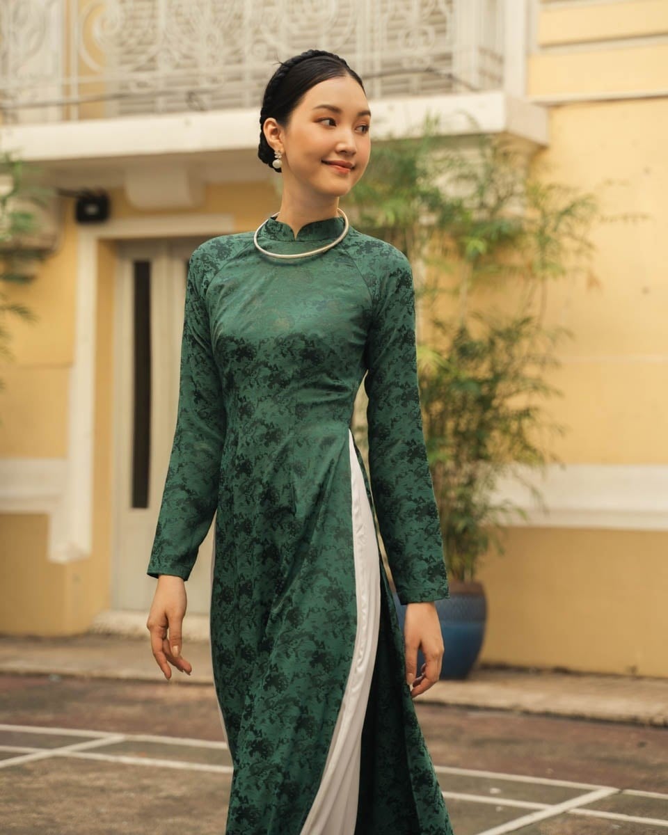 7. Mẫu áo dài gấm hoa văn tối màu quý phái