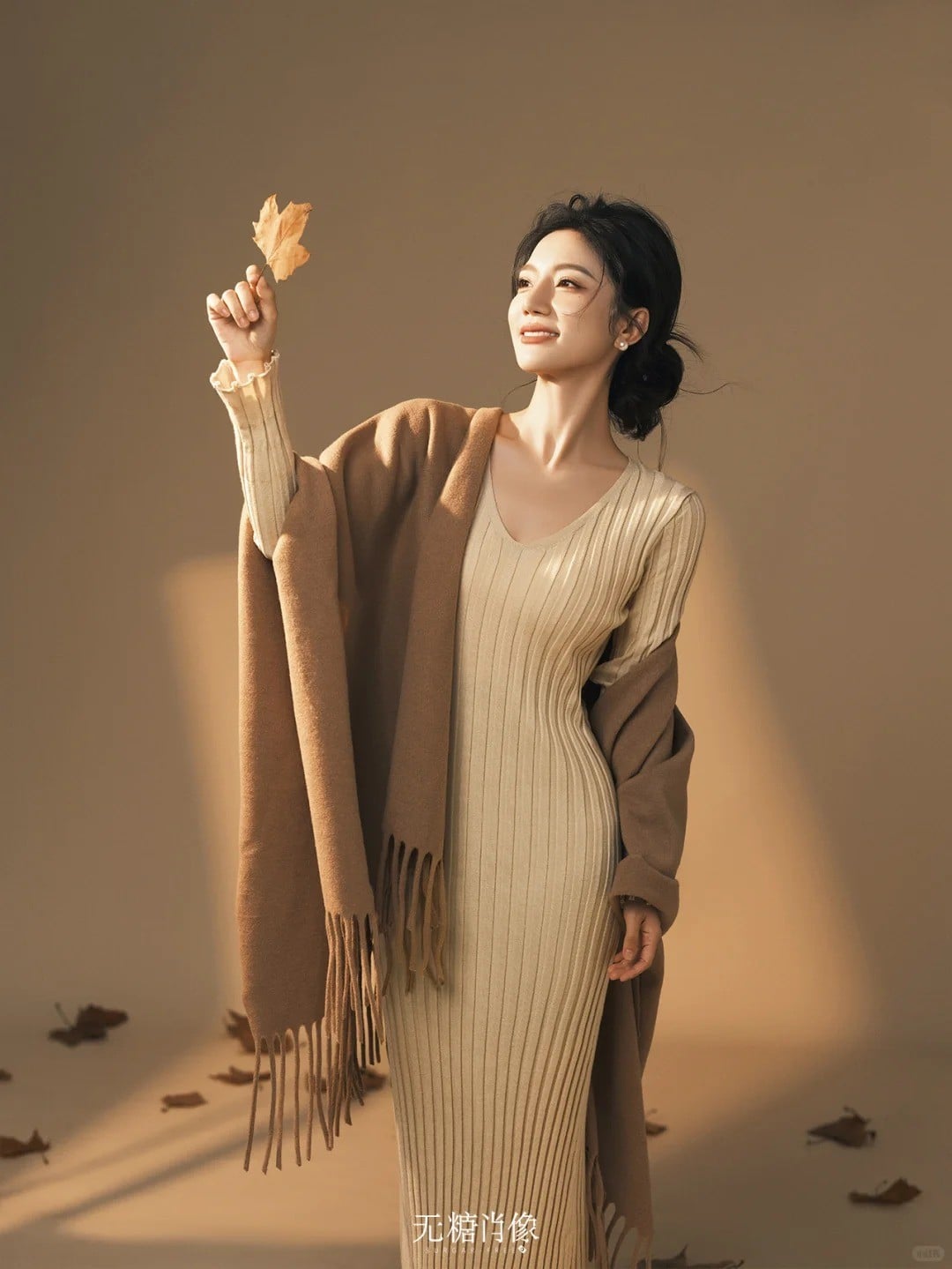 9. Tư thế tay cầm lá, mỉm cười dịu dàng