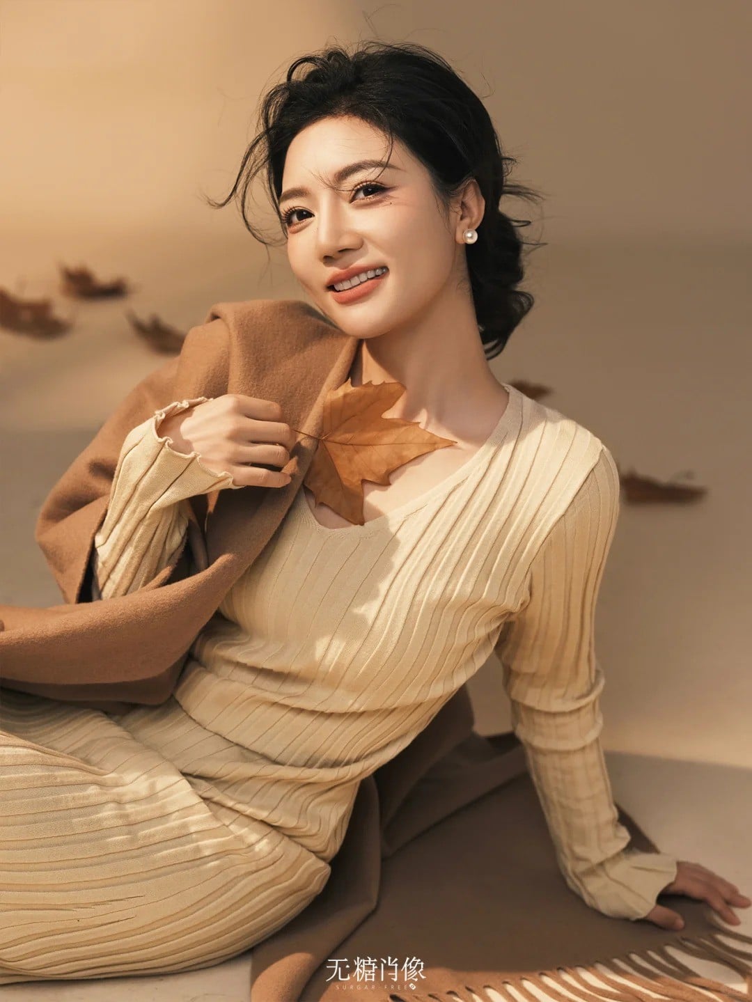 10. Tư thế ngồi nghiêng, khoe góc mặt thanh tú