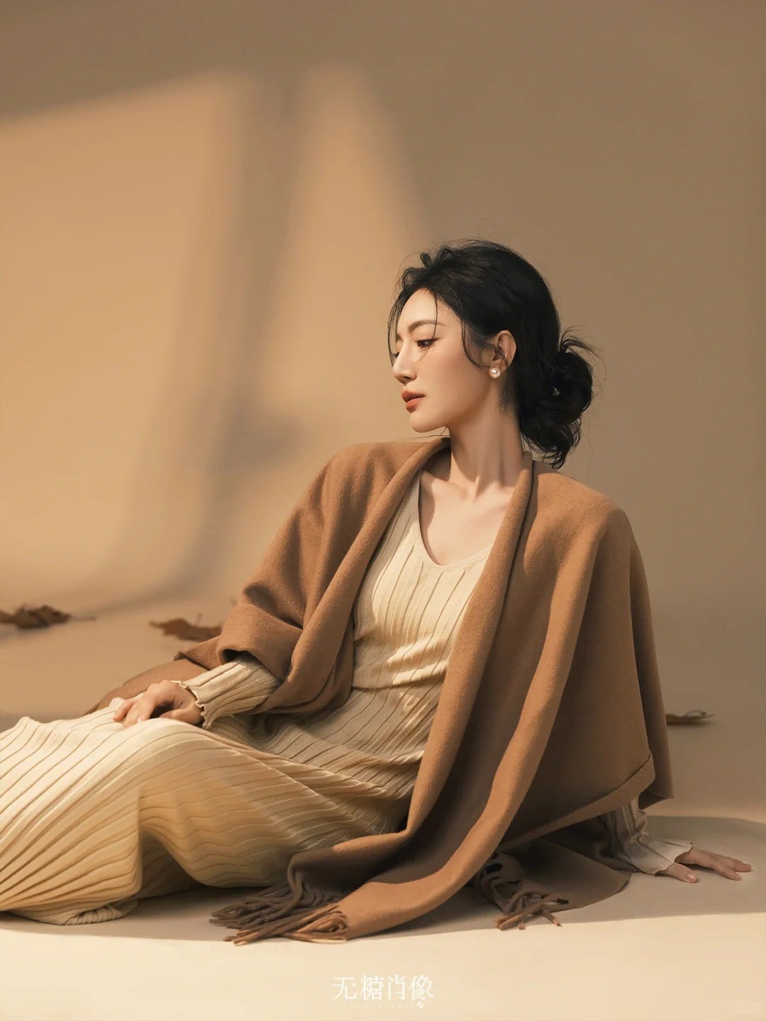 15. Tư thế ôm khăn che miệng, ánh mắt mơ màng