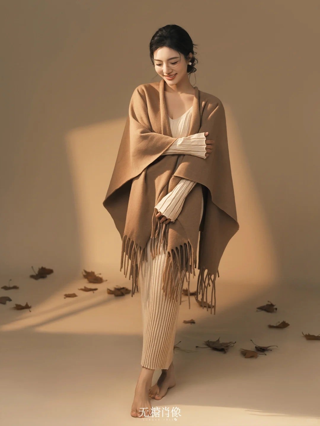 15. Tư thế ôm khăn che miệng, ánh mắt mơ màng