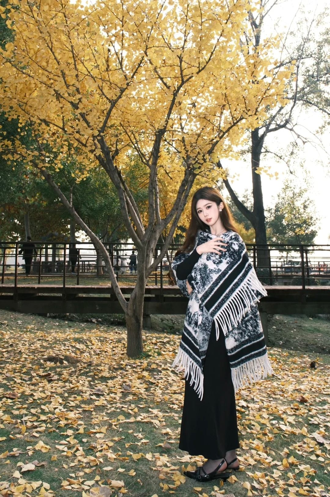 15. Tư thế ôm khăn che miệng, ánh mắt mơ màng