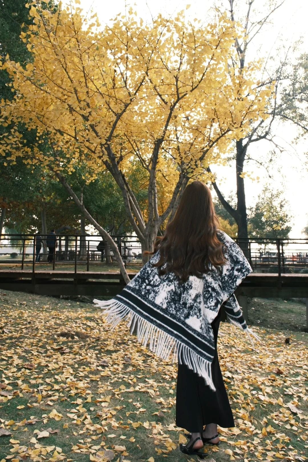 15. Tư thế ôm khăn che miệng, ánh mắt mơ màng