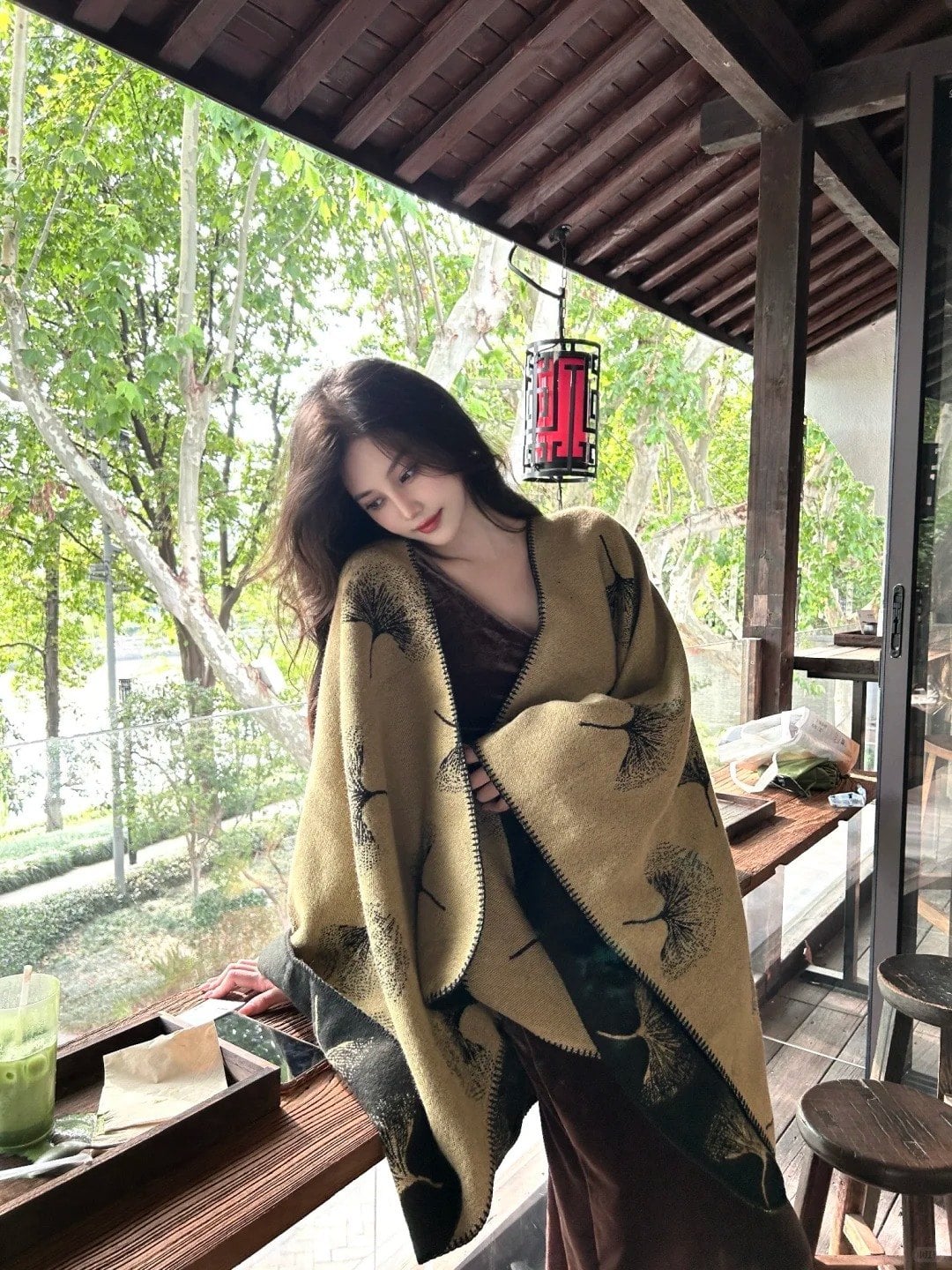 16. Tư thế tựa hiên nhà, đầu hơi cúi