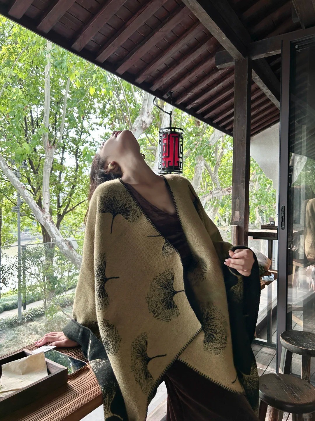 17. Tư thế ngửa đầu tận hưởng không khí