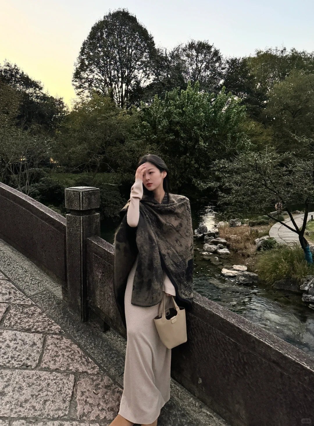 18. Tư thế đi dạo trên cầu, tay vuốt tóc