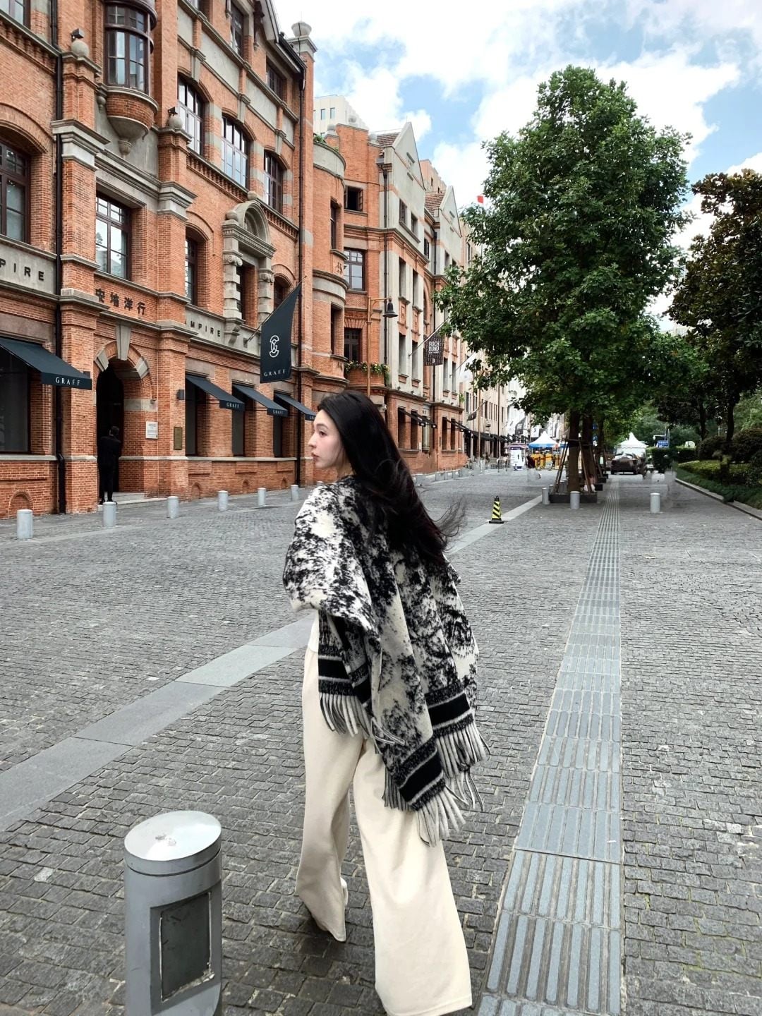 21. Tư thế bước đi trên phố cổ