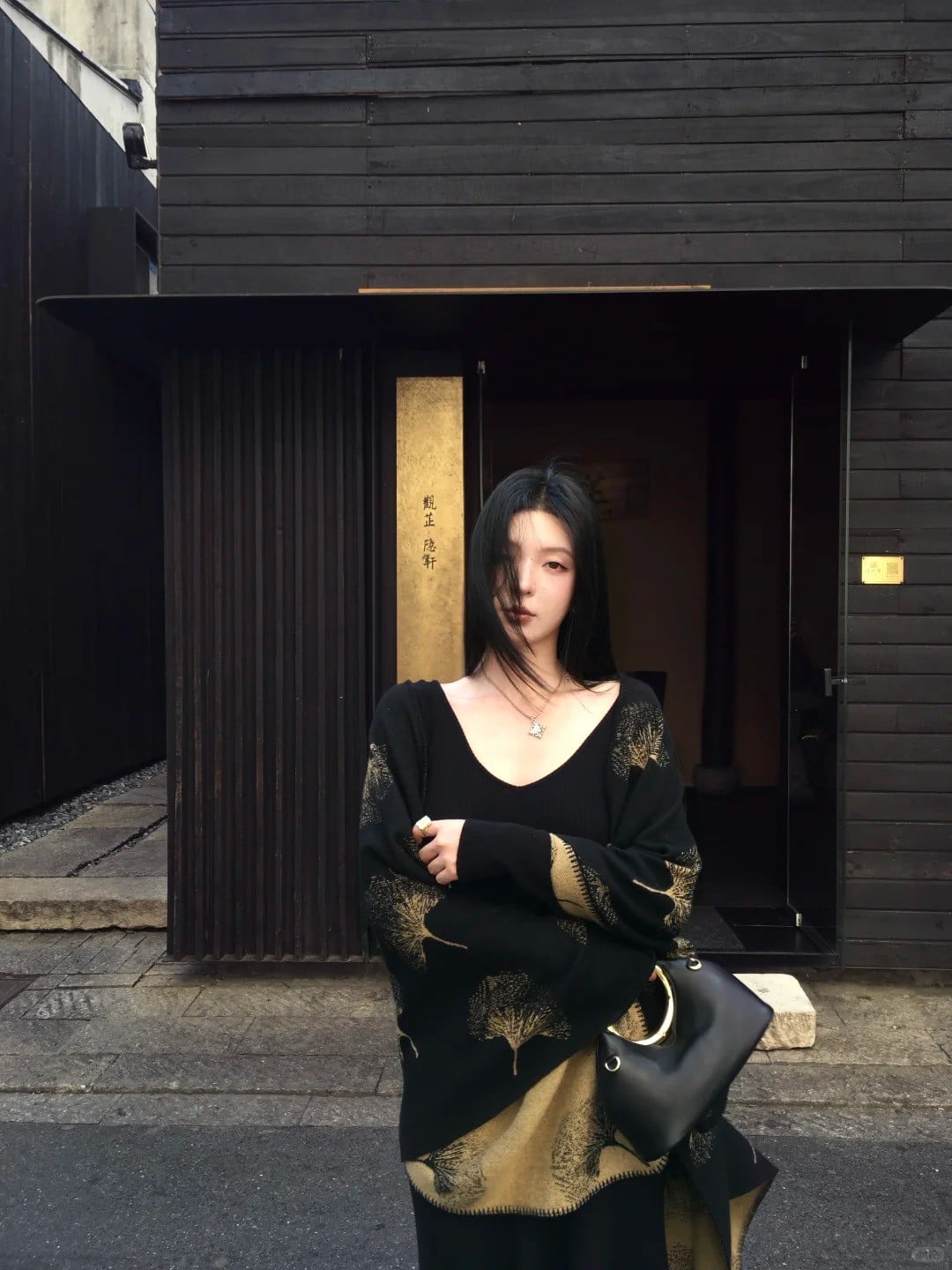 23. Tư thế đứng thẳng, ánh mắt sắc lạnh