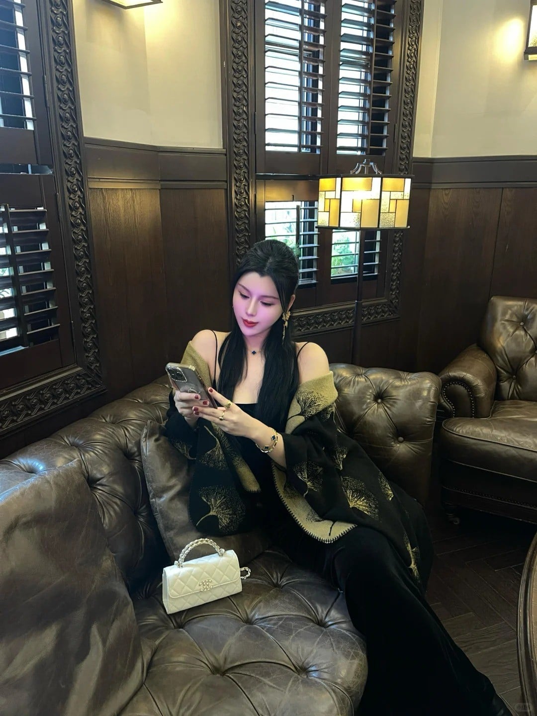 24. Tư thế ngồi trên sofa, lướt điện thoại