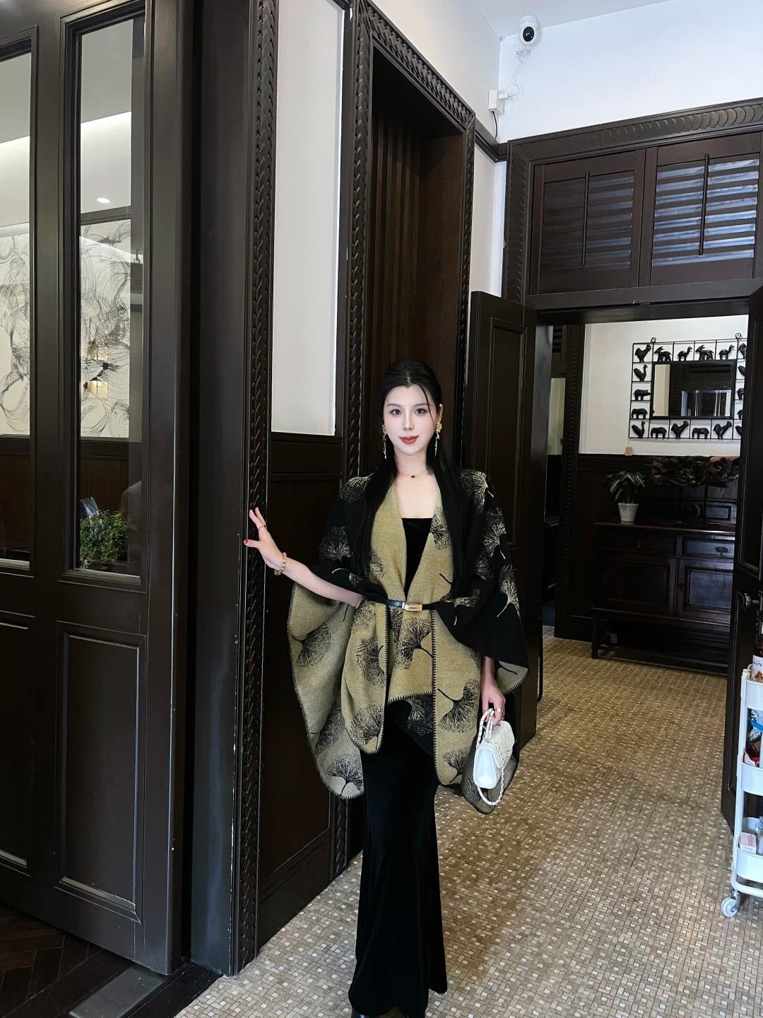 25. Tư thế dùng thắt lưng cố định khăn choàng