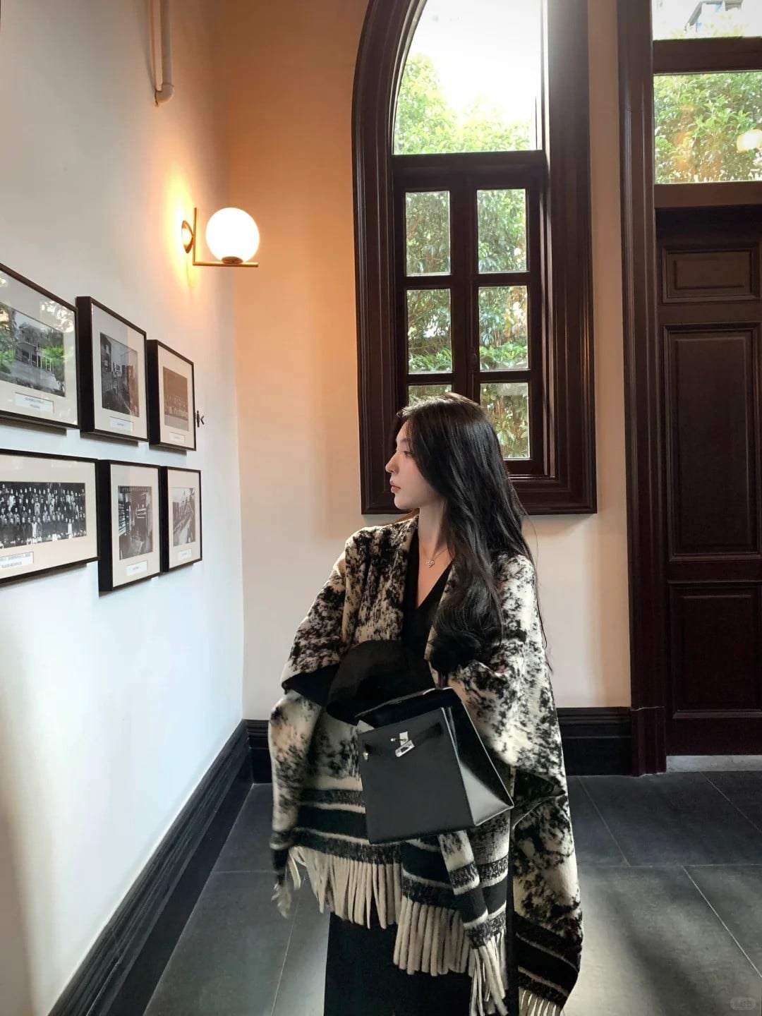 26. Tư thế trong viện bảo tàng, nhìn nghiêng suy tư