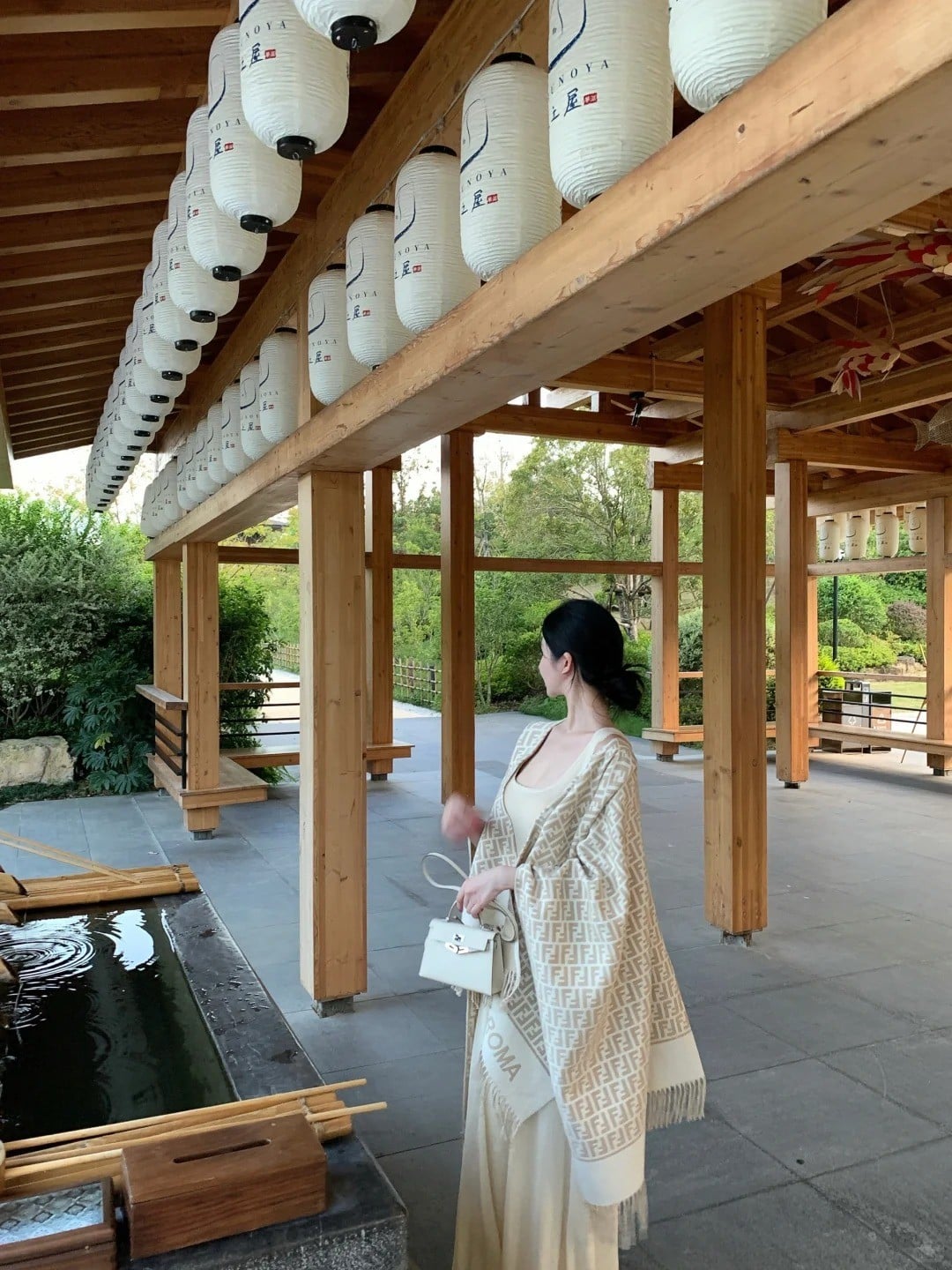 27. Tư thế trong khu vườn Nhật Bản