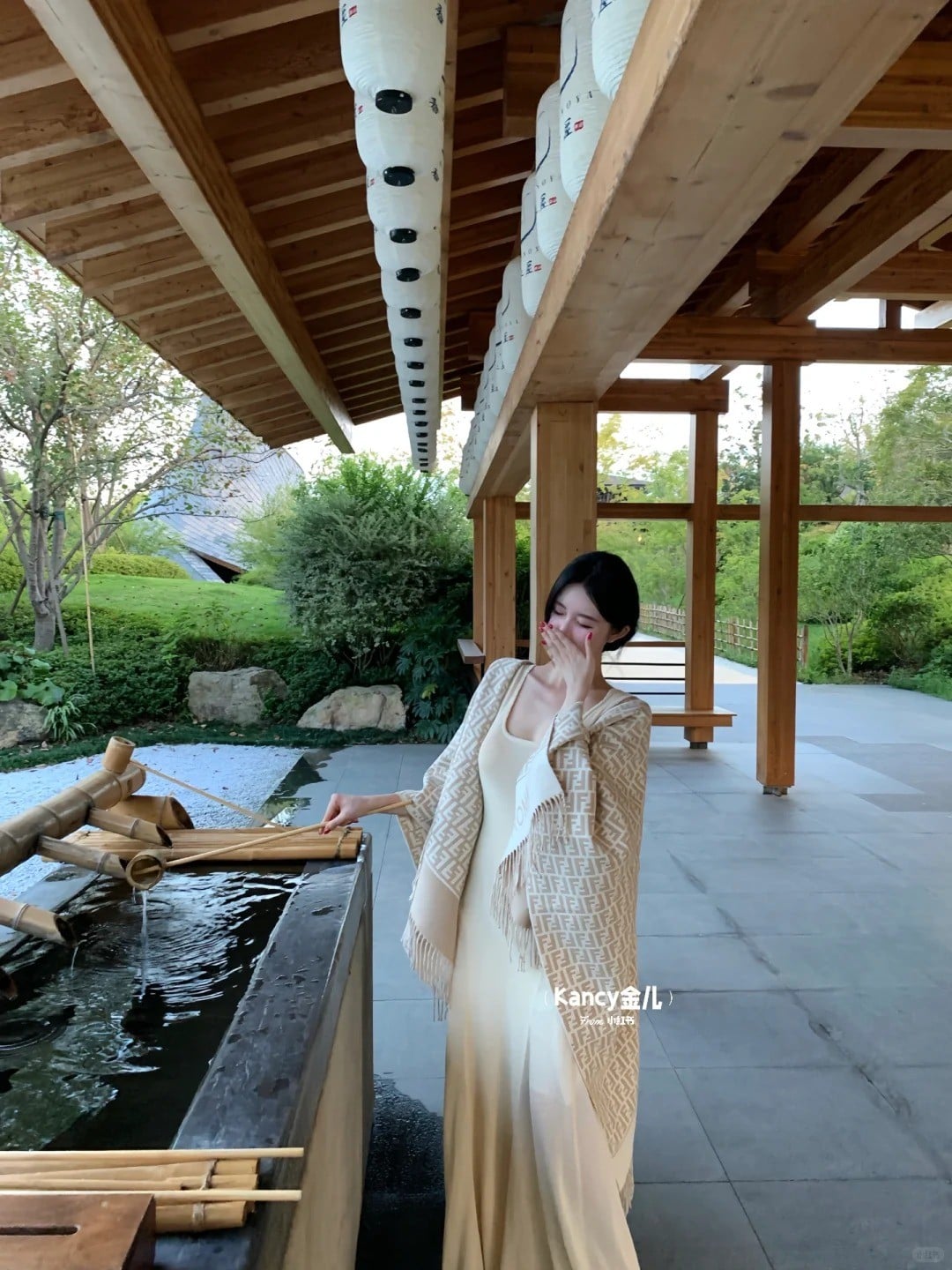 28. Tư thế che miệng cười duyên dáng